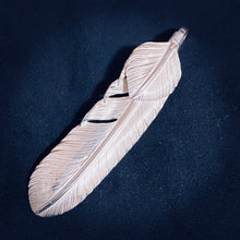 將圖片載入圖庫檢視器 Silver Heart Feather Large Left Side