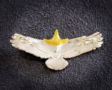 將圖片載入圖庫檢視器 Silver Head 18k Gold Eagel Pendant