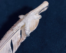 將圖片載入圖庫檢視器 Silver Eagle Claw Feather Large Right Side Pendant