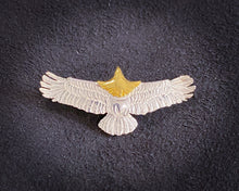 將圖片載入圖庫檢視器 Silver Head 18k Gold Eagel Pendant